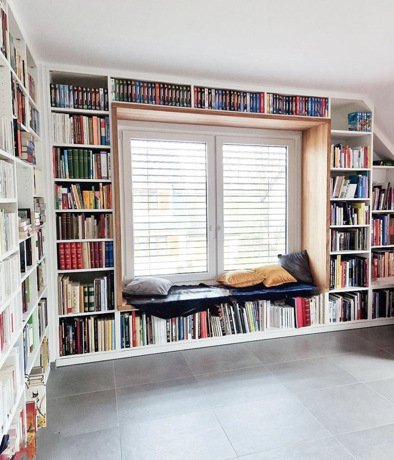 Bücherschrank über Eck