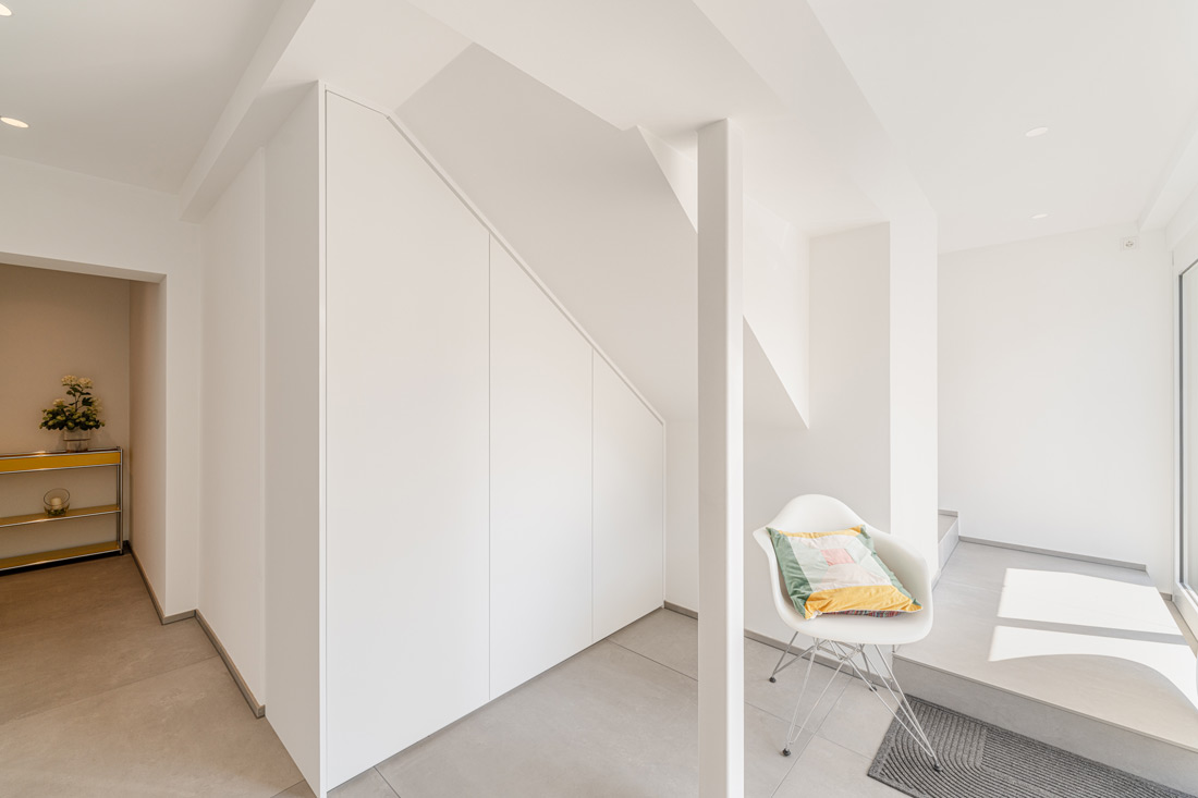 Weißer Büroschrank unter einer Dachschräge