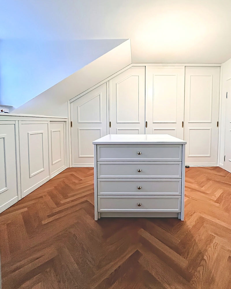 Einbauschrank unter dem Drempel für den begehbaren Kleiderschrank