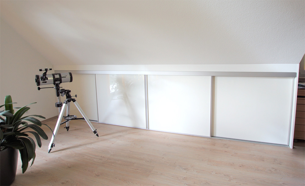 Einbauschrank unter dem Drempel mit Schiebetüren