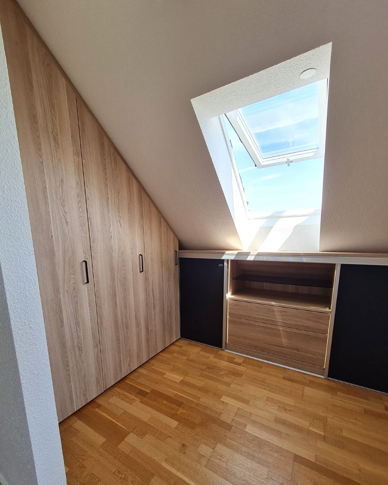 Maßgefertigter Schrank für den Drempel mit passenden Einbauschränken im Holzdekor