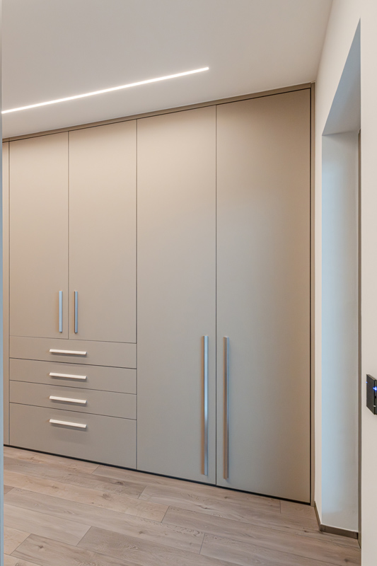 Minimalistischer Flur Einbauschrank in Taupe Farben und mit Chrom-Griffen