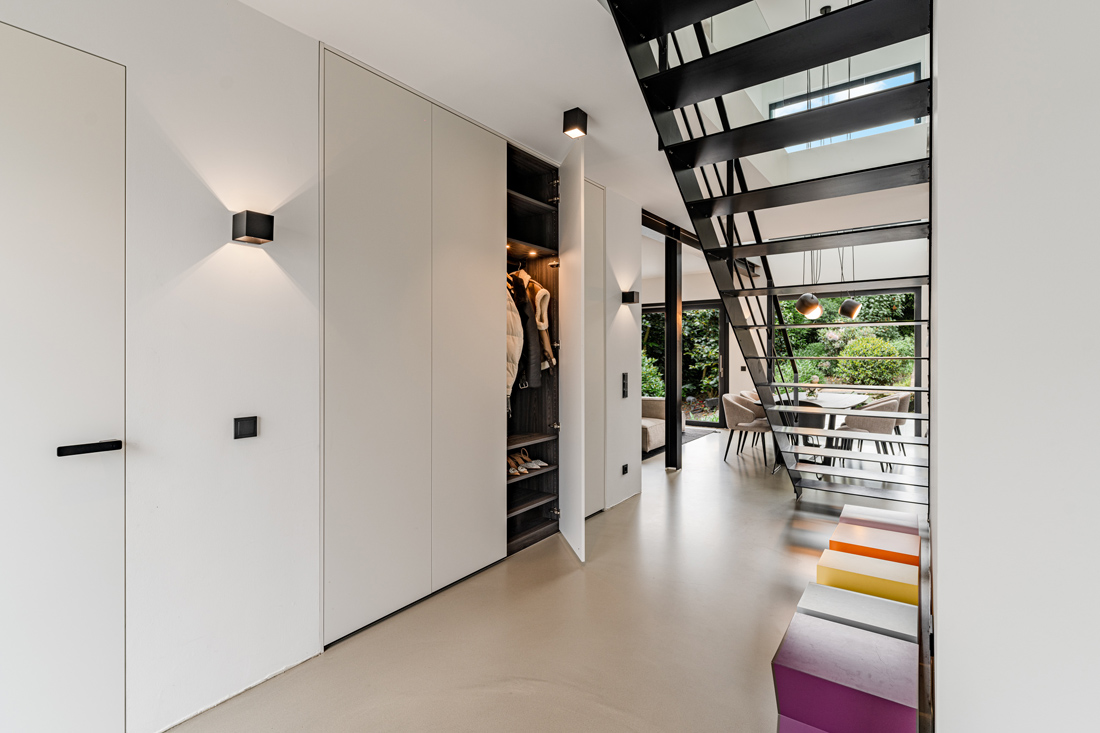 weißer minimalistischer Flur Einbauschrank im Eingangsbereich