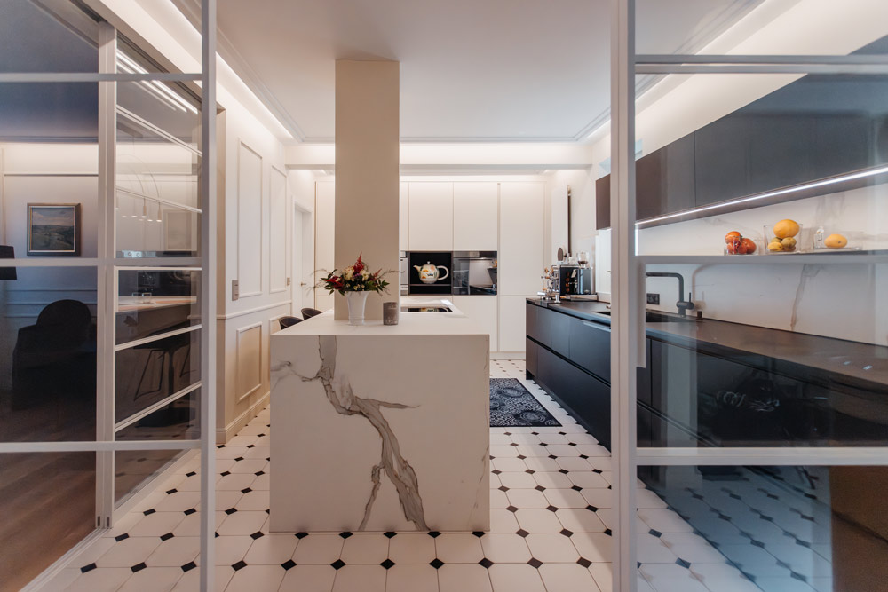 Glastrennwand nach Maß mit weißen Rahmen im Loftstil