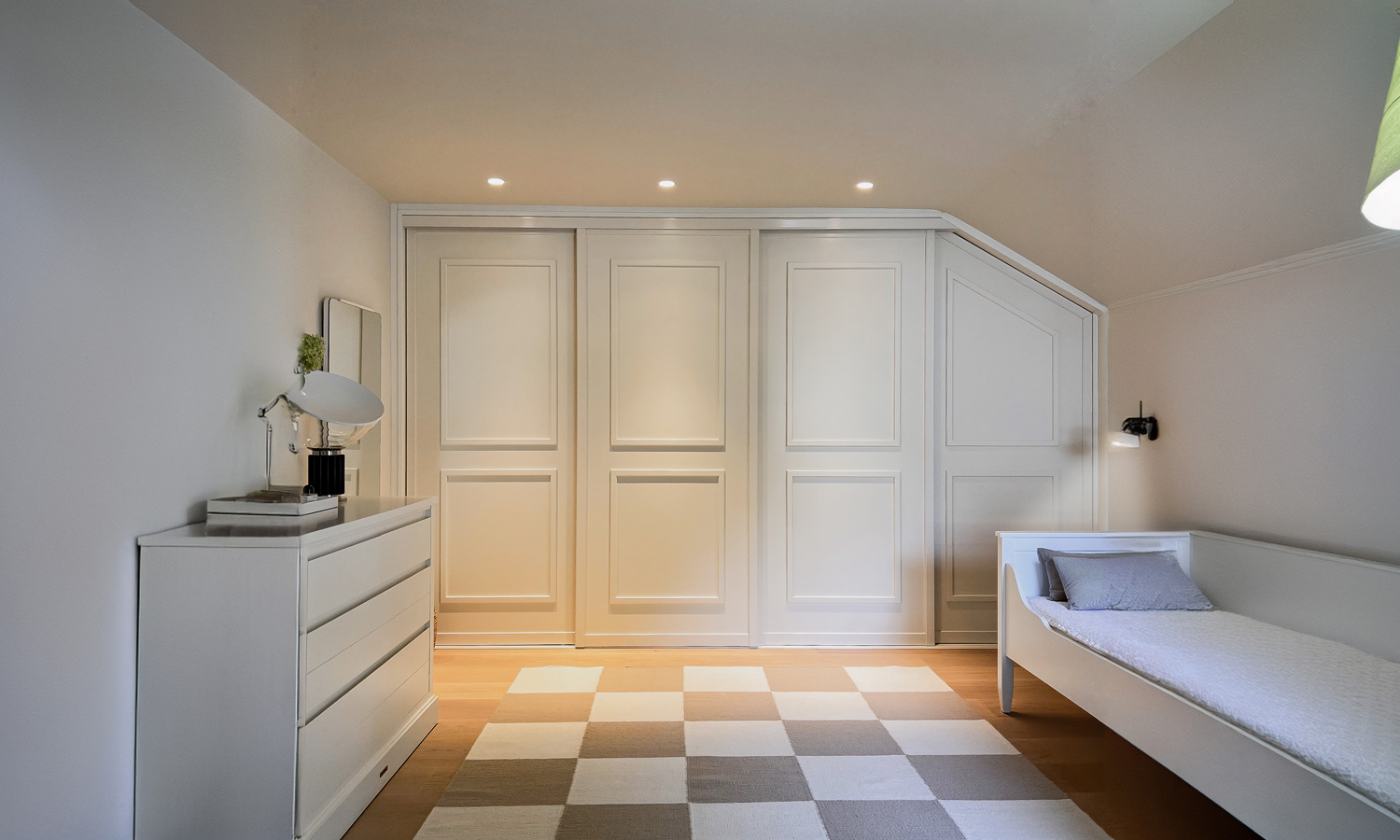 Kleiderschrank im Landhausstil unter einer Schräge verbaut mit hochwertigen Kassettentüren