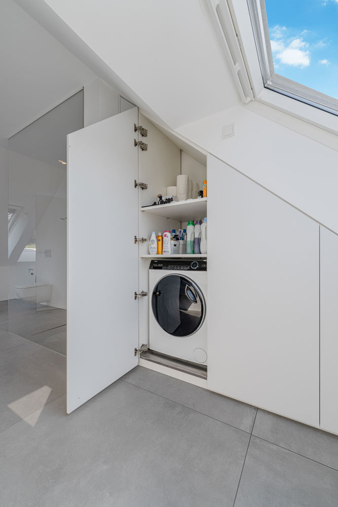 Eingebauter Mehrzweckschrank unter einer Dachschräge für optimale Raumnutzung