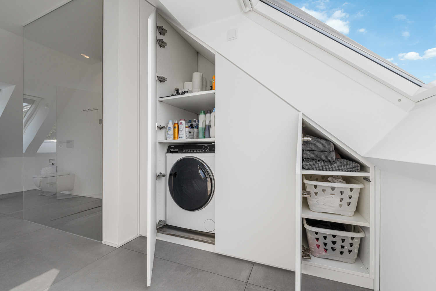 Eingebauter Mehrzweckschrank unter einer Dachschräge