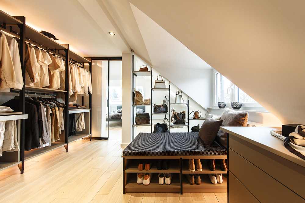 offenes Regalsystem als Ankleide realisiert