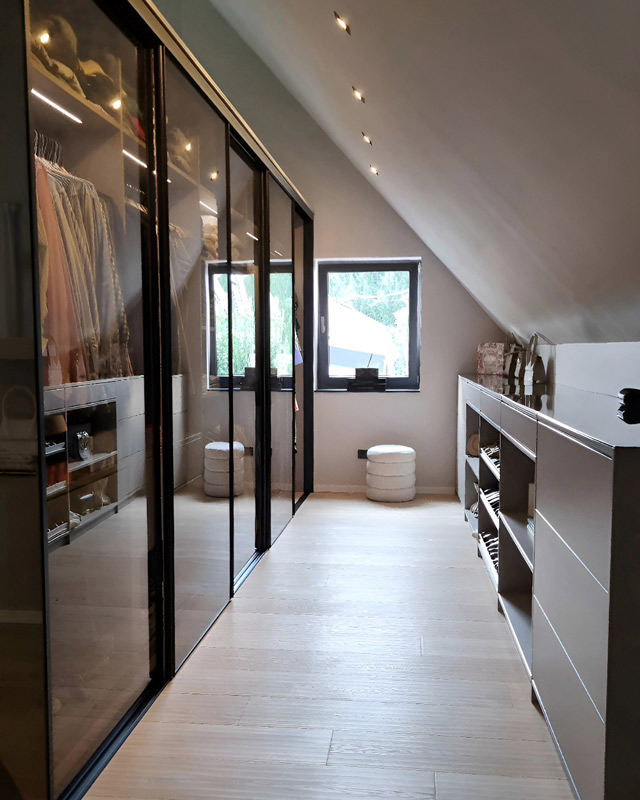 Glasschiebetürsystem für den begehbaren Kleiderschrank