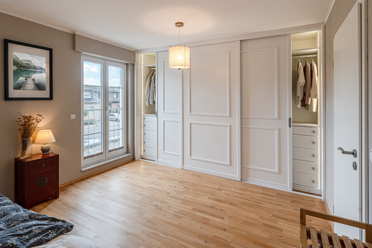 Schlafzimmer Einbauschrank mit Kassettentüren im Landhausstil
