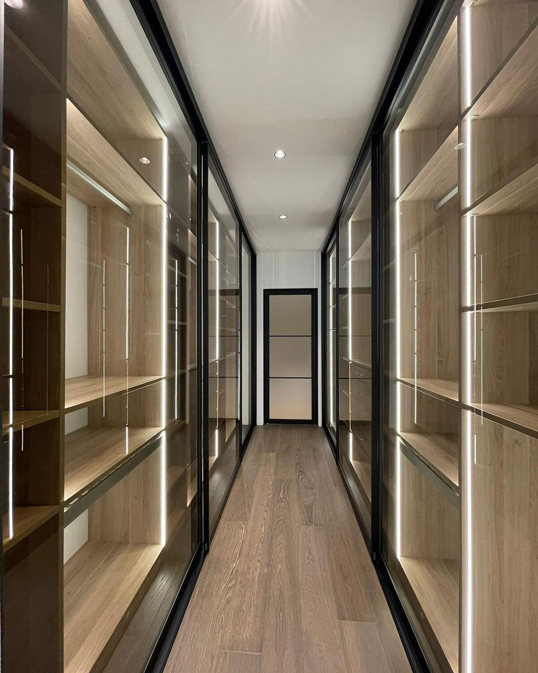 Schwebetürenschrank mit Holzdekor und Glastüren