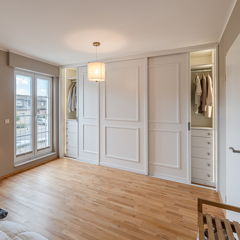 Wandschrank im Schlafzimmer mit weißen Kassettentüren