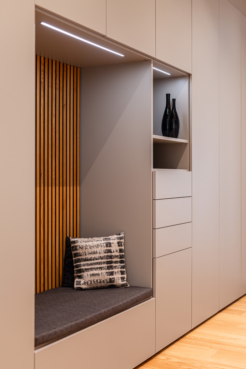 Garderobe mit Akustikpaneele und Sitzbank