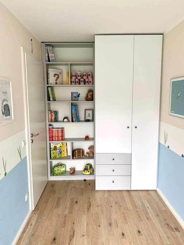 Weißes Schranksystem mit Regal für das Kinderzimmer