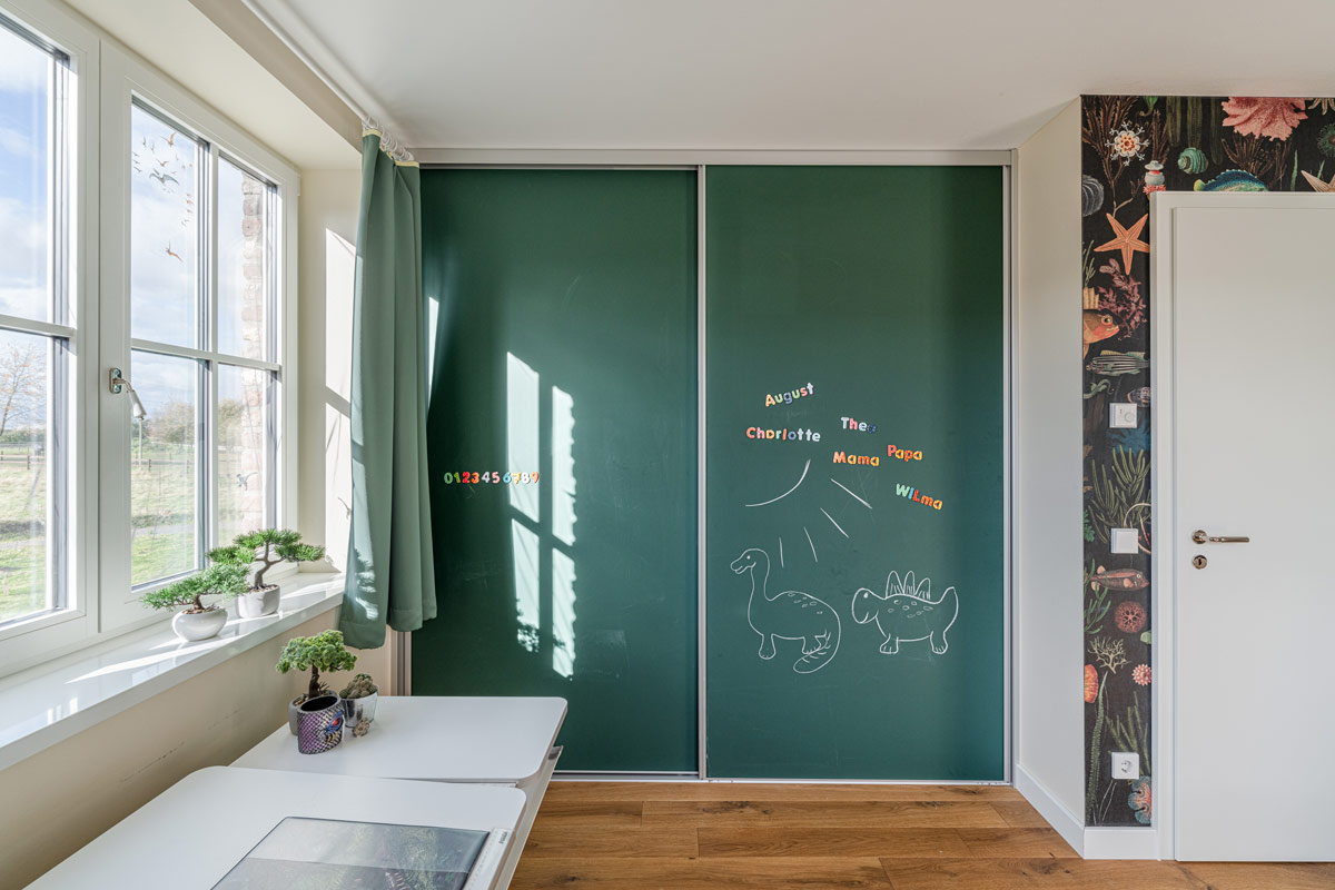 Kinderzimmer Schranksystem mit magnetischen Tafeln als Schiebetüren