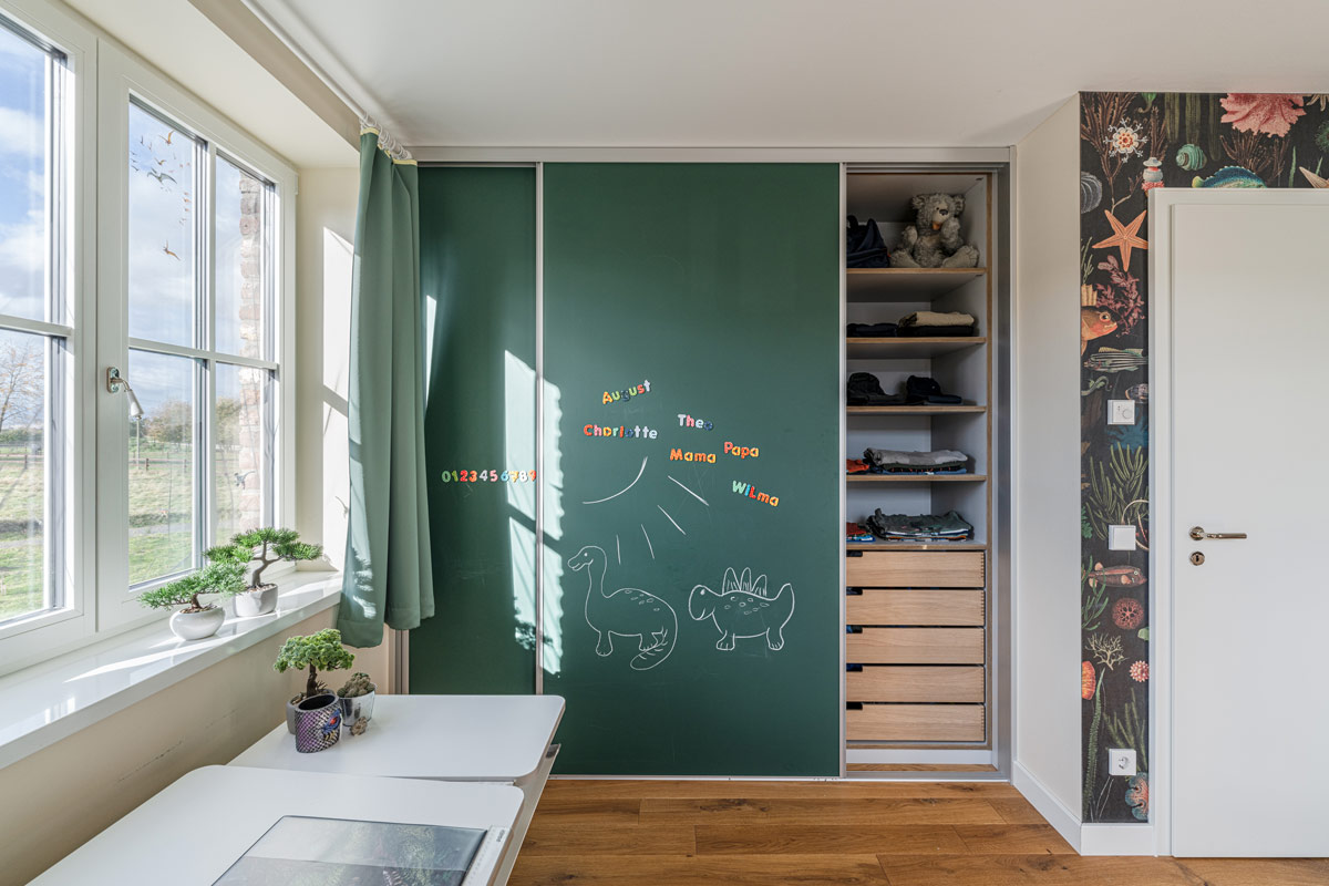 Kinderzimmerschrank nach maß mit magnetischen Türen
