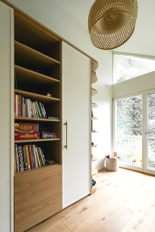 Maßgefertigter Kinderzimmer Schrank mit Echtholz