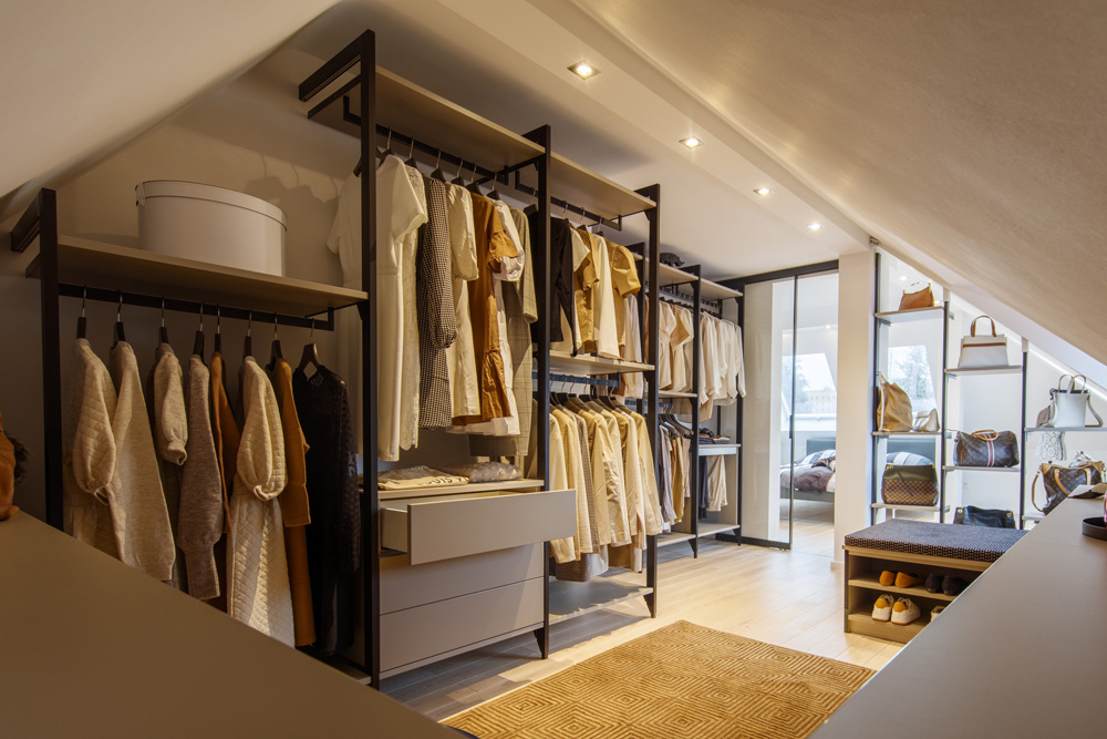 Offener Kleiderschrank mit schwarzen Stollen als Ankleidezimmer realisiert