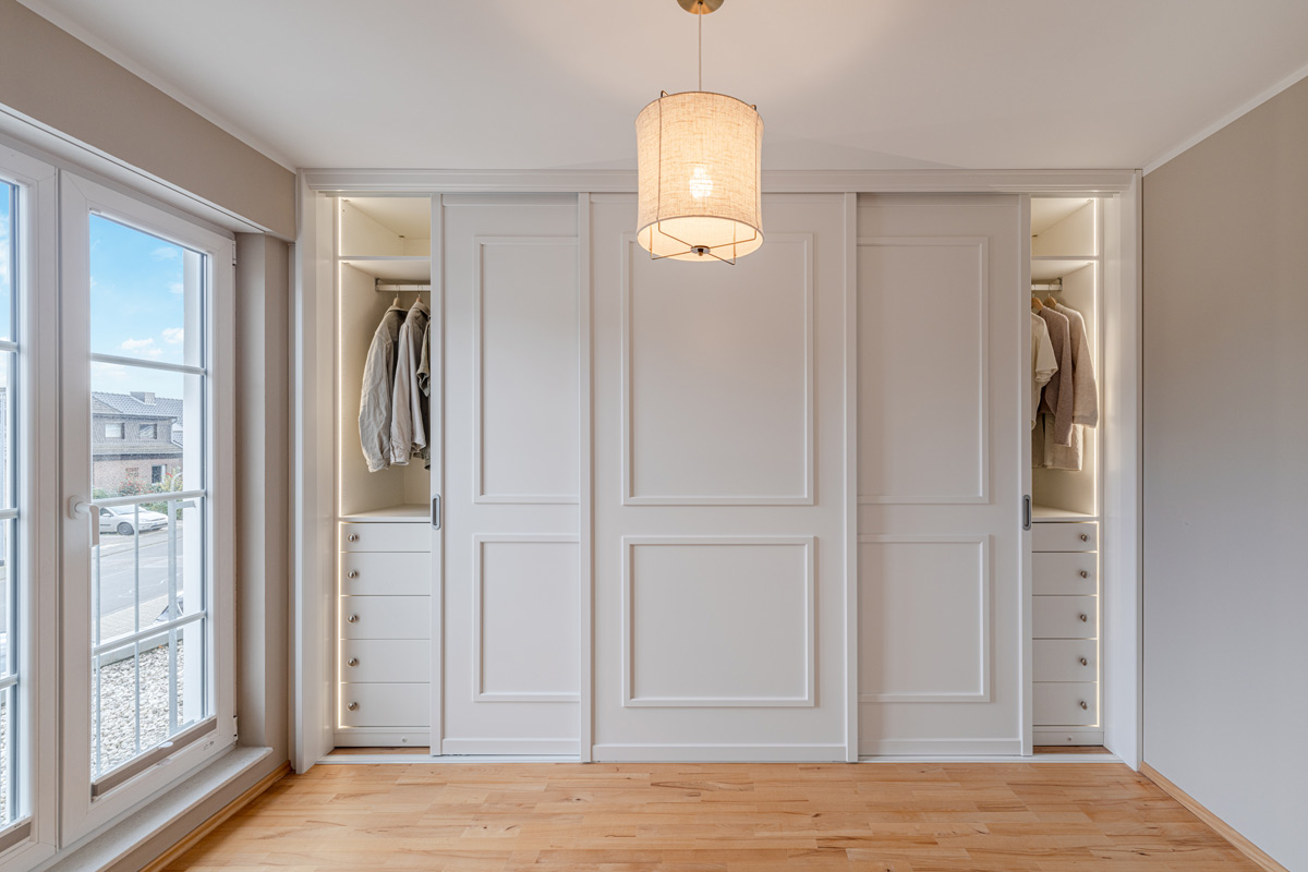 Moderner Schrank nach Maß mit weißen Kassettentüren für den Landhausstil