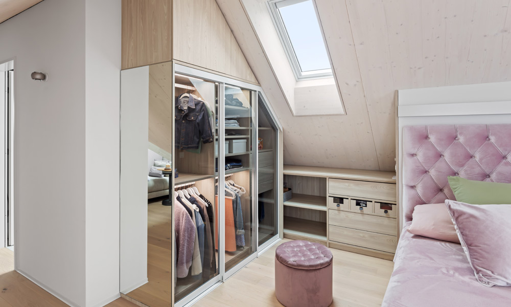 Schlafzimmer Schranksystem mit Glastüren und passendem Drempelschrank von CABINET