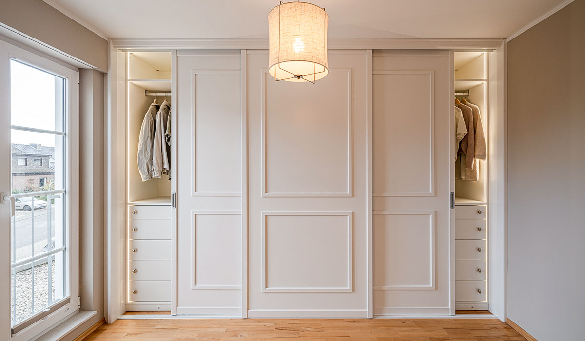 Einbauschrank nach Maß mit weißen Kassettentüren