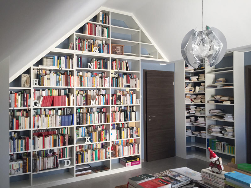 Offenes Regal im Zimmer verbaut mit viel Stauraum für Bücher