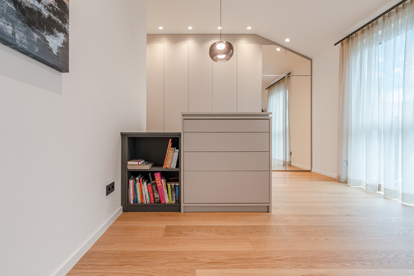 Dachschrägenschrank grau mit Spiegel