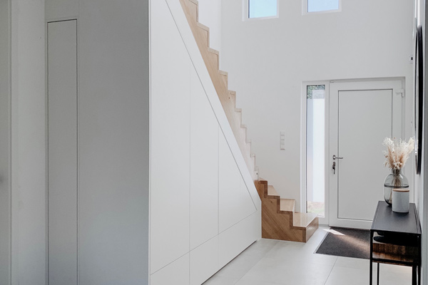 Weißer Treppenschrank nach Maß