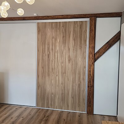 Wir haben in unserer Dachschräge mit alten Holzbalken eine Schrank Lösung gebraucht. Die sichtbaren Holzbalken wurden in das Schrankschiebeelement mit integriert. Die Zusammenarbeit mit Herrn Hirt und Team war sehr angenehm. Die Fachkompetenz hat es dann ermöglicht unseren Spezialwunsch zu erfüllen. Nochmal vielen Dank an das Team!!!!