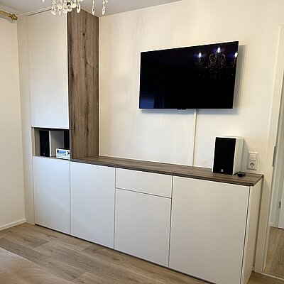 Was ich ganz toll fand, dass der Monteur ALLES kann, handwerklich so begabt ist und samt seinem Kollegen so "geschickte" gute Jungs sind! Ich kann nur das Allerbeste sagen und werde jederzeit wieder bei Cabinet-Reutlingen kaufen. Das ist eines der allerbesten Geschäfte in unserer Region Reutlingen! 