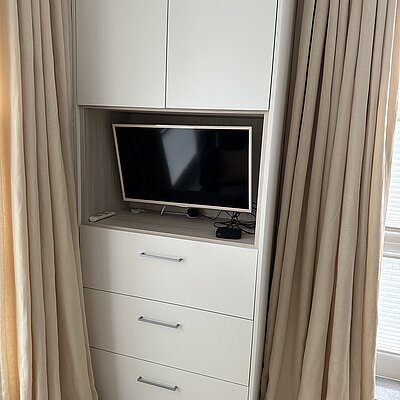 Auf der Suche nach Einbauschränken für unser Schlafzimmer sind wir auf die Fa. CABINET aufmerksam geworden. Wir haben uns vor Ort zunächst von der Qualität und den vielfältigen Möglichkeiten der Einbauschränke informieren können und mit Frau Wurm eine optimale Lösung für unsere Ansprüche gefunden. Der gesamte Ablauf von der Planung bis zum fristgerechten Einbau verlief problemlos. Aufgrund dieser positiven Erfahrung haben wir eine weitere Planung mit CABINET ins Auge gefasst. 