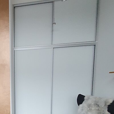 Planung und Beratung war top für unseren 3m80 hohen Einbauschrank. Das Montageteam war hochprofessionell und mit Bodenabdeckung, eigenem Staubsauger etc ausgestattet. Wohnung wurde blitzblank hinterlassen! Schrank sitzt exakt und sieht toll aus. Qualität und Service überzeugt - das rechtfertigt den Preis ;-)