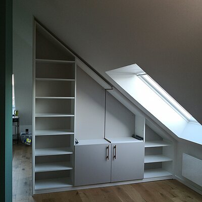 Wir fühlten uns rundum gut und kompetent beraten. Der Dachschrägenschrank passt super und sieht sehrt edel aus.