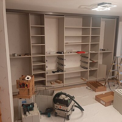 Herzlichen Dank an das Team von Cabinet, an die Kollegen, die die Teile im Werk wirklich genau hergestellt haben, für die Monteure, die exakt und sauber gearbeitet haben und natürlich ein Dank an Herrn Stahl von Cabinet Stuttgart, der uns bestens beraten und die Möglichkeiten aufgezeigt hat. Ich freue mich jeden Tag, wenn ich den Einbauschrank sehe und benutze, weil er wirklich mit einem ausgeklügelten System und bester Qualität mehr bietet, als jeder andere Schrank. Wir empfehlen den Hersteller gerne weiter, vielleicht haben wir wieder mal Bedarf. 