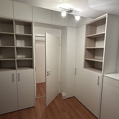 Von der ersten Minute an im Geschäft in Köln bis zur Fertigstellung unseres individuellen Einbauschranks im Arbeitszimmer war die Zusammenarbeit mit Cabinet herausragend. Von der extrem freundlichen und kompetenten Beratung und Begleitung des Projektes bis zur professionellen Umsetzung durch die ebenfalls wahnsinnig freundlichen Monteure waren wir froh, uns für Cabinet entschieden zu haben. Die Anschaffung war zugegeben nicht günstig, aber Qualität hat eben ihren Preis, und hier verdient die Qualität uneingeschränkt die Höchstnote! Klare Empfehlung!