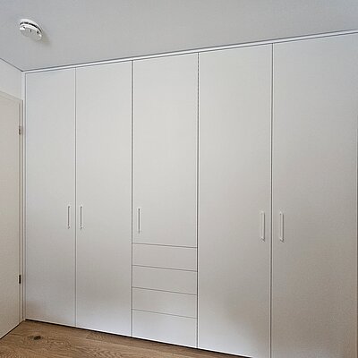 Die Beratung zur Gestaltung unserer Wohnung - Einbau von 3 Schränken - sowie einer Garderobe war sehr gut. Sowohl was die Innenausstattung der einzelnen Schränke als auch die Farbauswahl, der Wohnung entsprechend, betraf. Im Ergebnis gilt dasselbe für die Ausführung der Montage und für das Preis-Leistungsverhältnis.