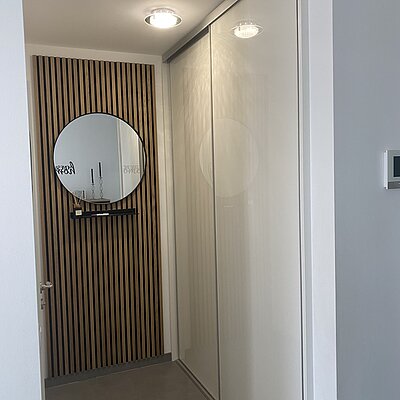 Wir wollten einen Einbauschrank für unseren Flur und haben uns 3 verschiedene Angebote eingeholt. Bei Cabinet hat für uns am Ende alles perfekt gepasst. Professionelle Beratung, unterschiedliche Designs live anzuschauen und eine perfekte Planung am PC mit Bildern, wie es mal aussehen wird. Zudem die angenehme Art des Verkäufers, des Geschäftsführers und des Schreiners. Jetzt steht unser Einbauschrank an Ort und Stelle und wir sind jeden Tag begeistert. Sehr saubere Montage und unsere individuellen Wünsche wurden alle erfüllt. Vielen lieben Dank nochmal für alles!
